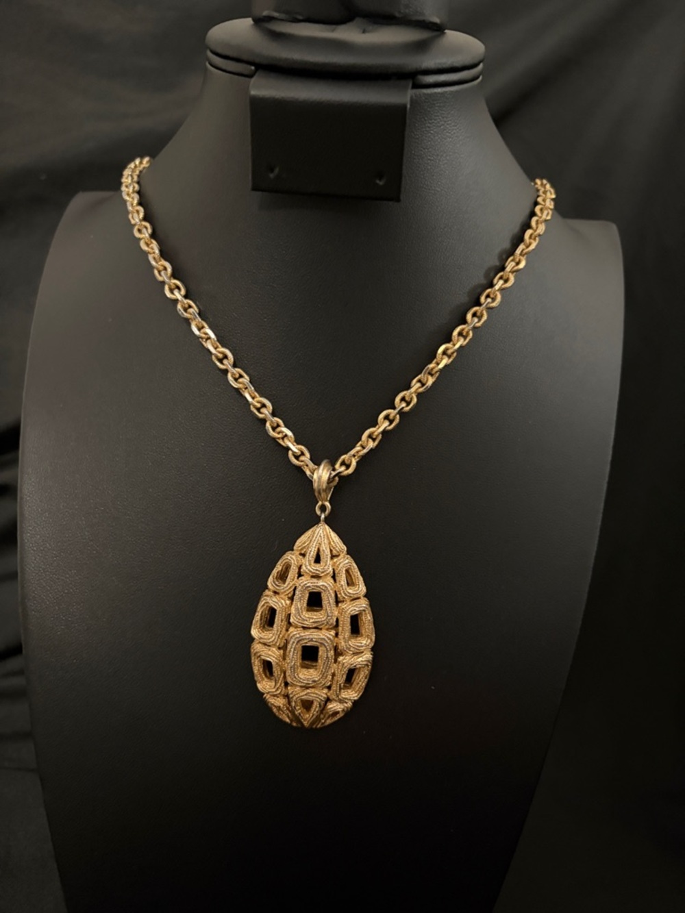 Elegant Gold Crown Trifari Pendant Necklace w/Chunky 31” Chain